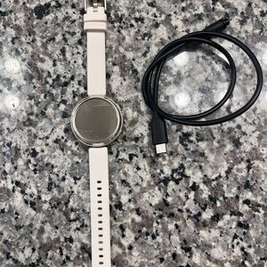Garmin Lily 2 Active Lunar Gold & Bone with Charging Cable